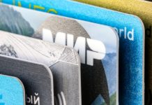 Не больше десяти штук в одни руки: зачем в России планируют ограничить выдачу банковских карт