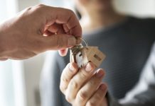 Нотариус Макаров рассказал, как предусмотреть риски при покупке квартиры