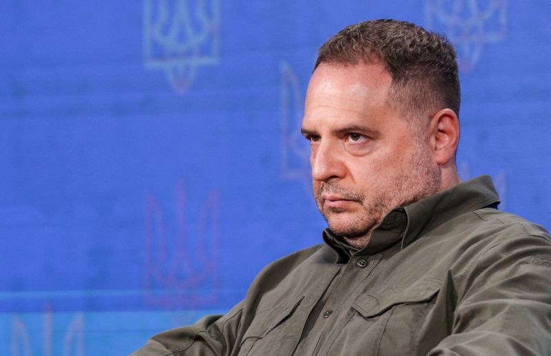 «Перебить негативный фон»: Киев хочет реформировать офис Зеленского за счёт привлечения военных