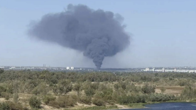 Площадь пожара на рынке в Волгоградской области достигла 1200 квадратных метров