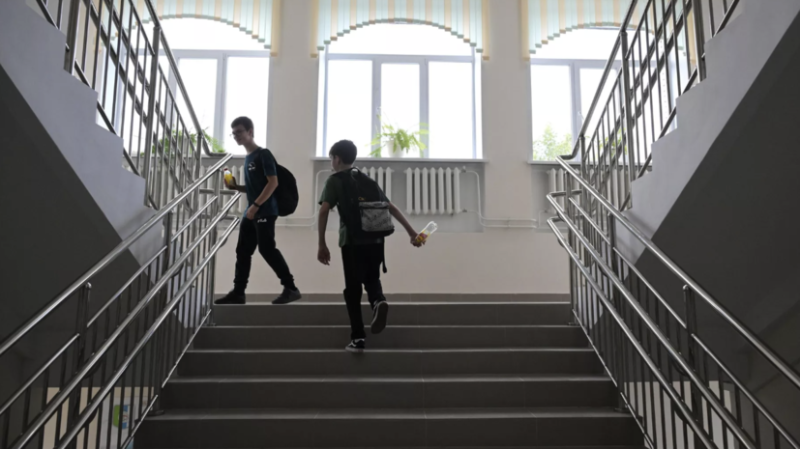 Психолог Манакова объяснила, как правильно реагировать на оценки ребёнка в школе