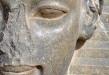 В Египте со дна моря подняли статую с именным знаком Рамзеса II