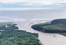 В Хабаровском крае мужчину унесло течением к Охотскому морю, его ищет МЧС