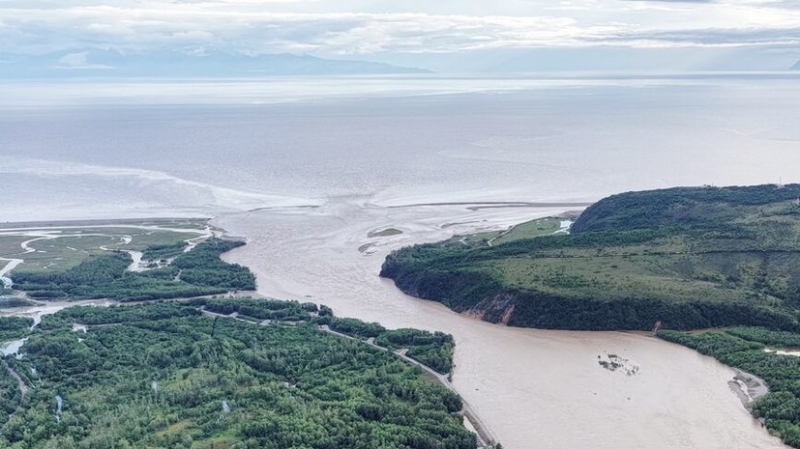В Хабаровском крае мужчину унесло течением к Охотскому морю, его ищет МЧС