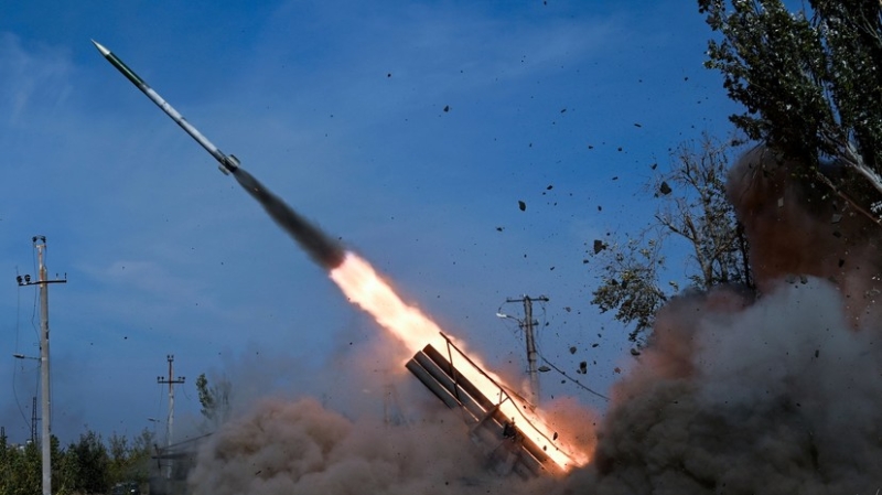 Высокоточным оружием и беспилотниками: ВС РФ нанесли групповой удар по НПЗ, снабжающему горючим ВСУ в Донбассе