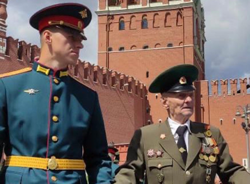 «Дед плакал, когда видел в новостях танки с крестами»: косметолог из Петербурга — о семье и помощи бойцам в госпиталях