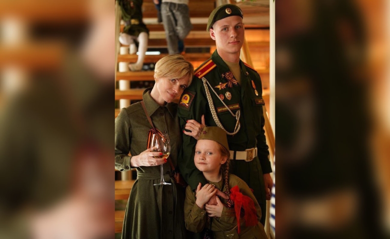 «Дед плакал, когда видел в новостях танки с крестами»: косметолог из Петербурга — о семье и помощи бойцам в госпиталях