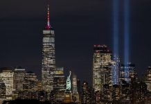 Две колонны света появились в небе в США в память о жертвах теракта 11 сентября