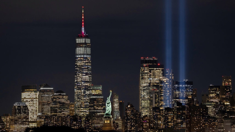 Две колонны света появились в небе в США в память о жертвах теракта 11 сентября
