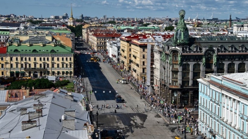 Едкий химический запах в Петербурге объяснили «метеорологическими условиями»
