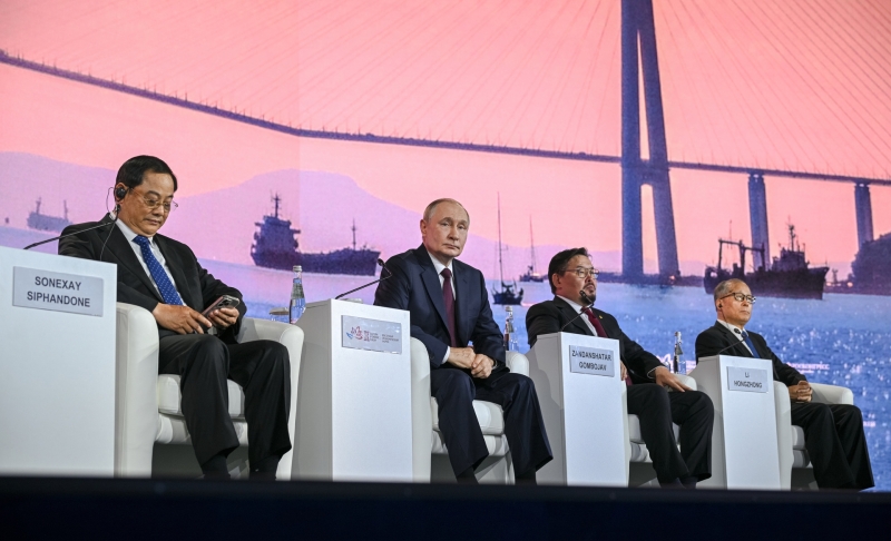 Экономика высоких зарплат, развитие Дальнего Востока и ставка ЦБ: о чём говорил Путин на пленарной сессии ВЭФ