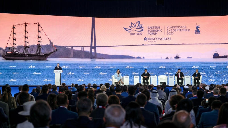 Экономика высоких зарплат, развитие Дальнего Востока и ставка ЦБ: о чём говорил Путин на пленарной сессии ВЭФ