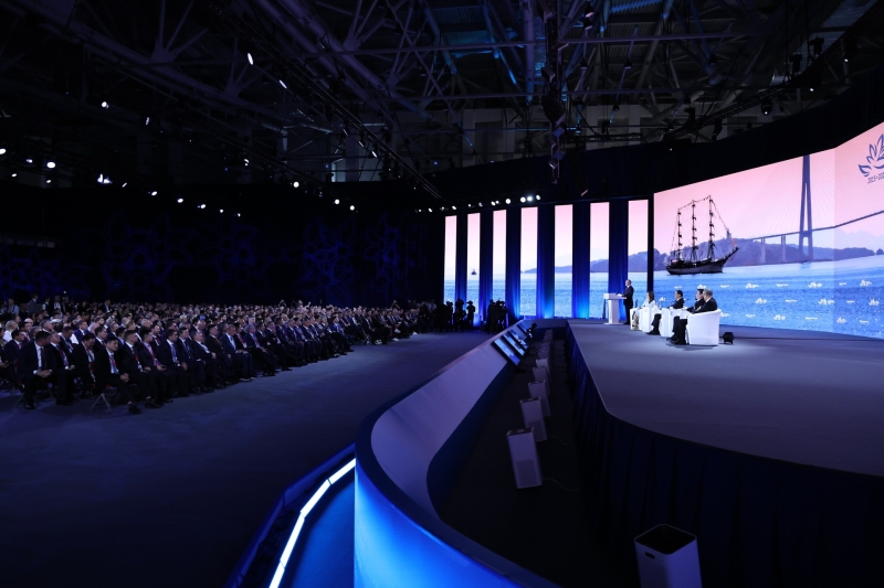 Экономика высоких зарплат, развитие Дальнего Востока и ставка ЦБ: о чём говорил Путин на пленарной сессии ВЭФ