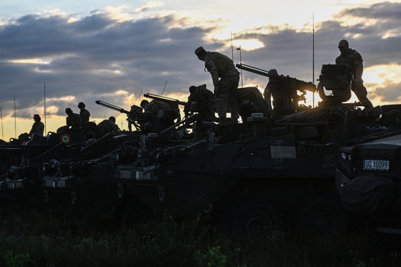 На фоне инцидентов с беспилотниками: зачем НАТО усиливает присутствие в Балтийском регионе