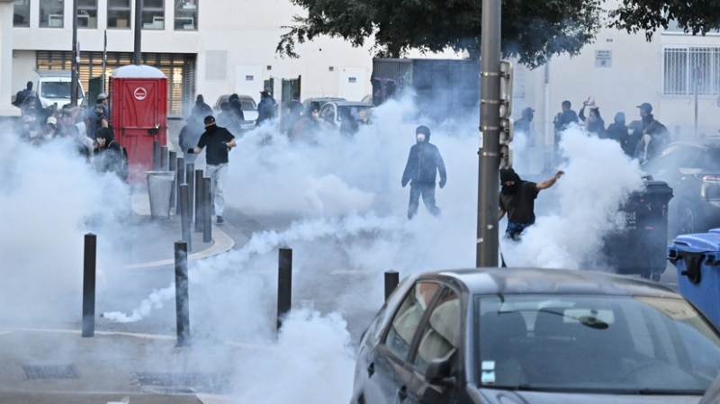 Перекрытые дороги, заблокированные школы и пожары: во Франции проходят масштабные протесты из-за мер жёсткой экономии
