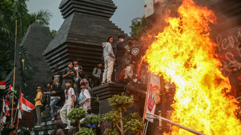 Протестный театр марионеток: как Запад разжигает массовые беспорядки в Индонезии
