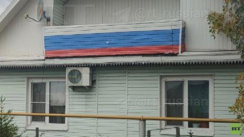 RT: в доме двоюродного дяди предателя Ступникова балкон выкрашен в триколор