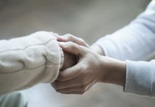 Сенатор: нуждающиеся в помощи пенсионеры могут потребовать алименты от детей