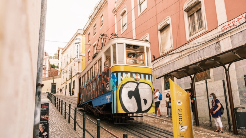 Три человека погибли при крушении фуникулёра «Глория» в центре Лиссабона