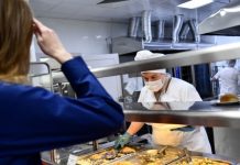 В ГД внесут проект об обеспечении школьников бесплатным горячим питанием