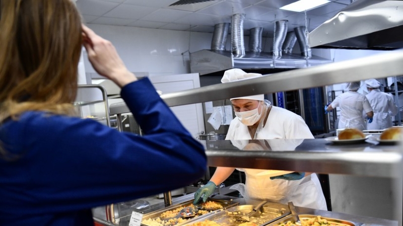 В ГД внесут проект об обеспечении школьников бесплатным горячим питанием