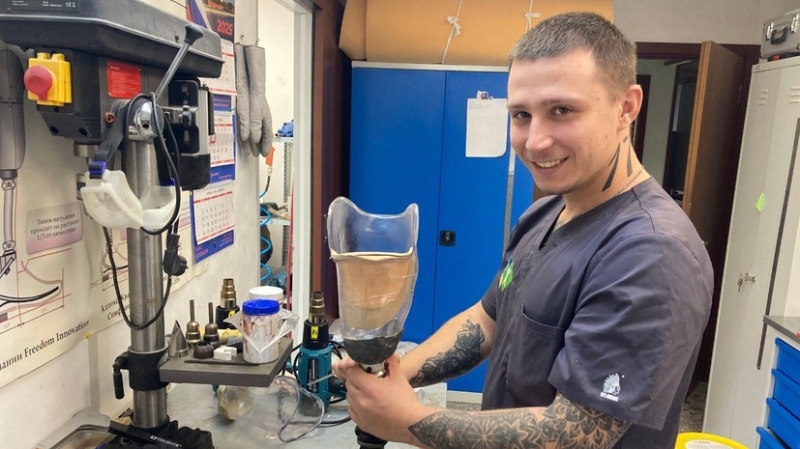 «Боли я не чувствовал, был шок, адреналин»: чудом выживший солдат помогает бойцам, потерявшим конечности