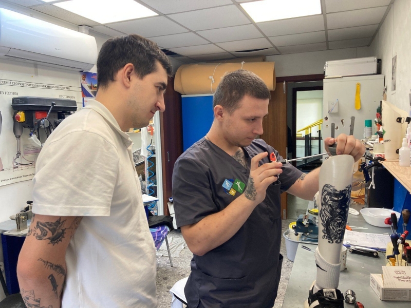 «Боли я не чувствовал, был шок, адреналин»: чудом выживший солдат помогает бойцам, потерявшим конечности