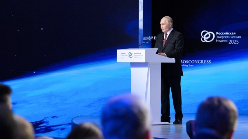 «Демарш Евросоюза лишь ускорил смену вектора наших поставок»: Путин рассказал о ситуации в глобальной энергетике