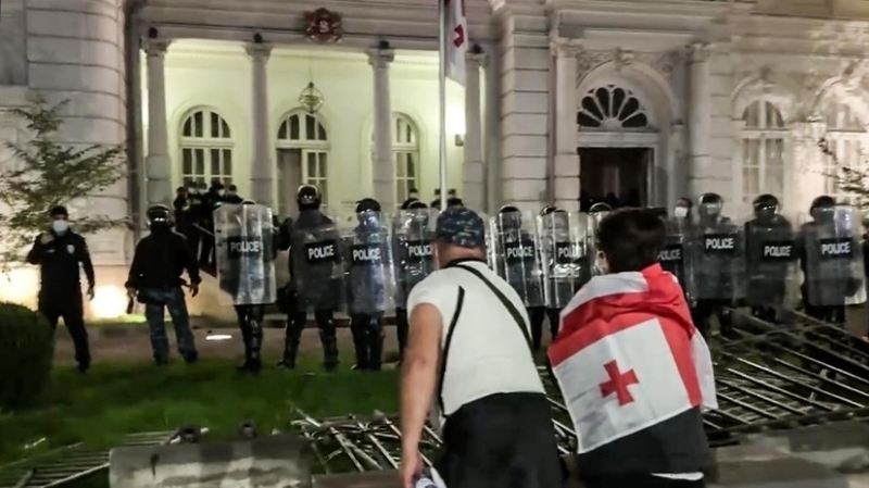 Кобахидзе назвал уголовным преступлением беспорядки у президентского дворца