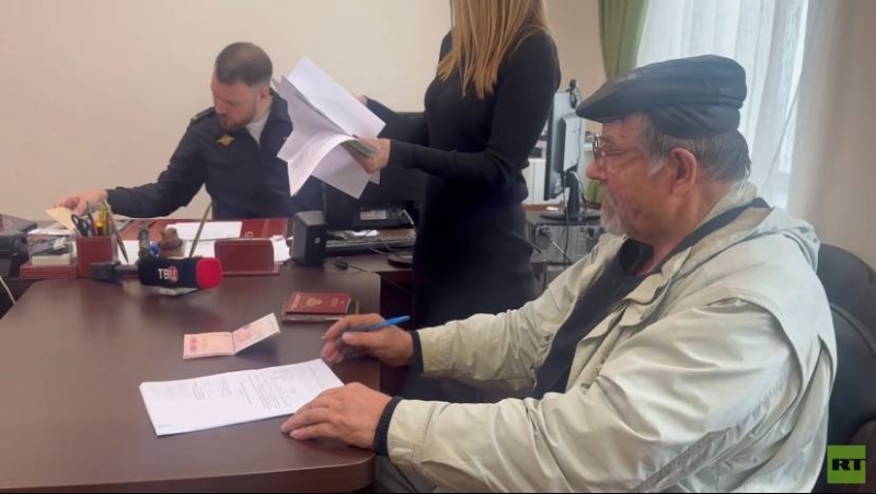 «Куражатся над русскими стариками»: депортированный из Латвии 74-летний пенсионер получил паспорт РФ