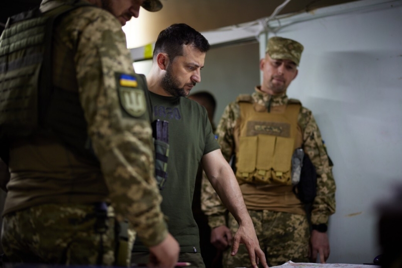 «Может стать информационной бомбой»: почему Киев не хочет пускать западные СМИ в котлы с ВСУ