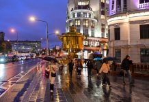 Обильные дожди и двузначное тепло: синоптики предупредили москвичей о надвигающемся циклоне