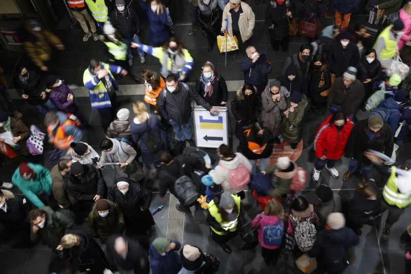 Предел толерантности: почему в Европе сокращают пособия и льготы для беженцев с Украины