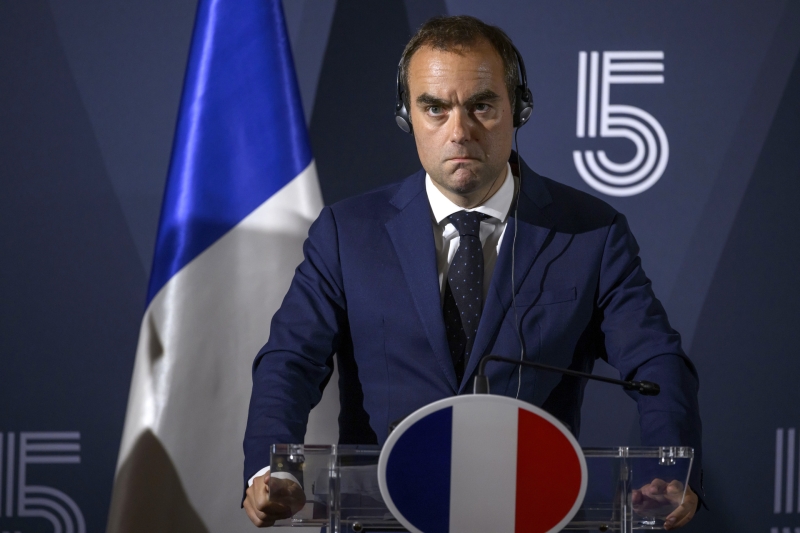 «Скандальный случай»: что стоит за очередной отставкой правительства во Франции