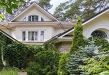 Коттеджный поселок в окружении вековых сосен неподалеку от Москва-реки