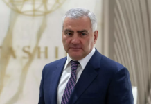 У кафедрального собора в Эчмиадзине проходит акция сторонников Карапетяна