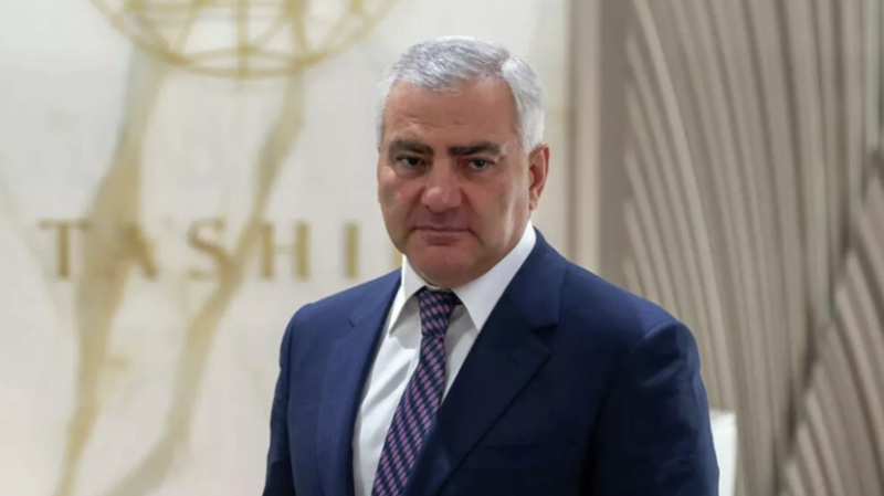 У кафедрального собора в Эчмиадзине проходит акция сторонников Карапетяна