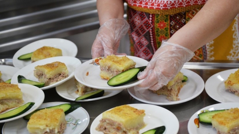 В Госдуму внесут проект о праве педагогов на бесплатное горячее питание