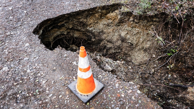 В Петербурге из-за провала асфальта эвакуировали жилой дом
