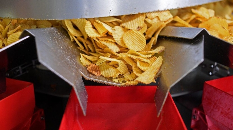 В России предложили маркировать чипсы и газировку как опасные для здоровья