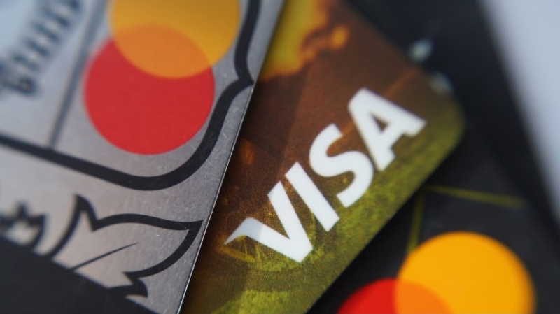 В России с декабря могут ограничить количество банковских карт на человека