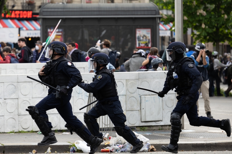 «Власть шатается, экономика буксует, общество кипит»: Франция потратит €21,8 млн на гранатомёты для подавления протестов
