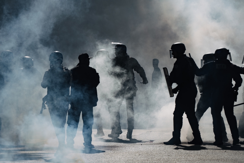 «Власть шатается, экономика буксует, общество кипит»: Франция потратит €21,8 млн на гранатомёты для подавления протестов