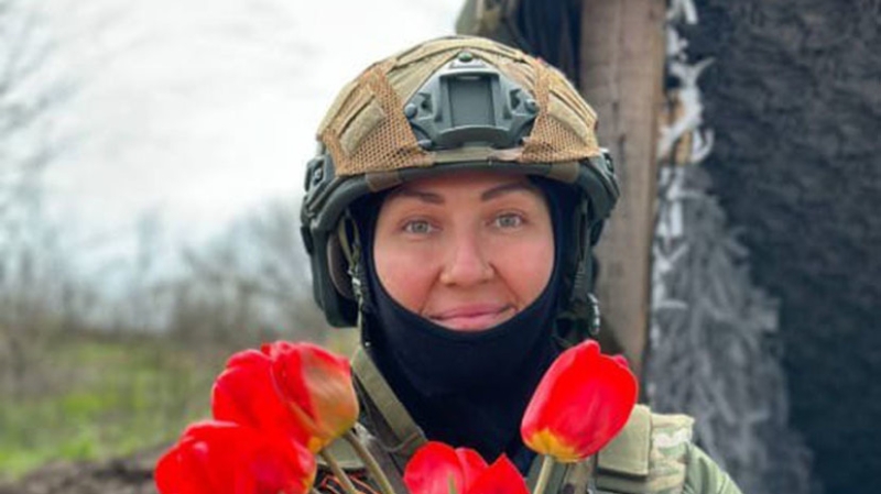 «А на нейтральной полосе цветы необычайной красоты»: как сотрудница банка обучала штурмовиков выживать после ранений