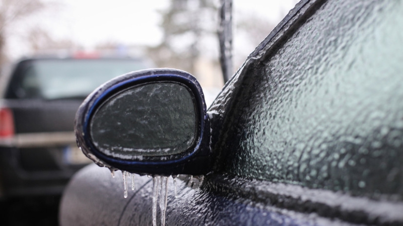 Автоэксперт Ладушкин разъяснил, как открыть покрытую льдом машину