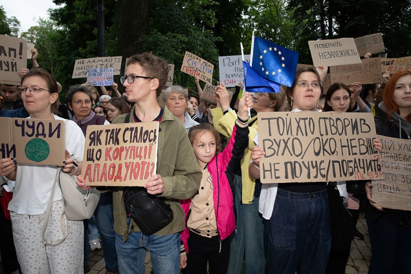 Чёрная метка для Зеленского: как развивается коррупционный скандал на Украине