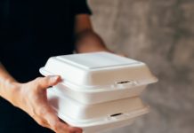 Химик предупредил о потенциальной опасности для здоровья одноразовых контейнеров