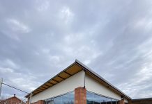 Безрамное остекление под ключ: стоимость, факторы формирования цены и примеры расчетов