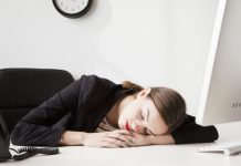 Юрист Санина рассказала, когда работник имеет право спать на рабочем месте