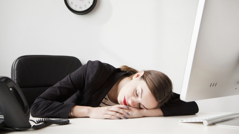 Юрист Санина рассказала, когда работник имеет право спать на рабочем месте